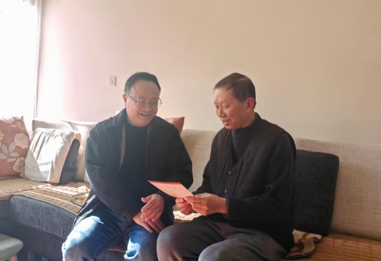 颜副校长看望罗兴明老师