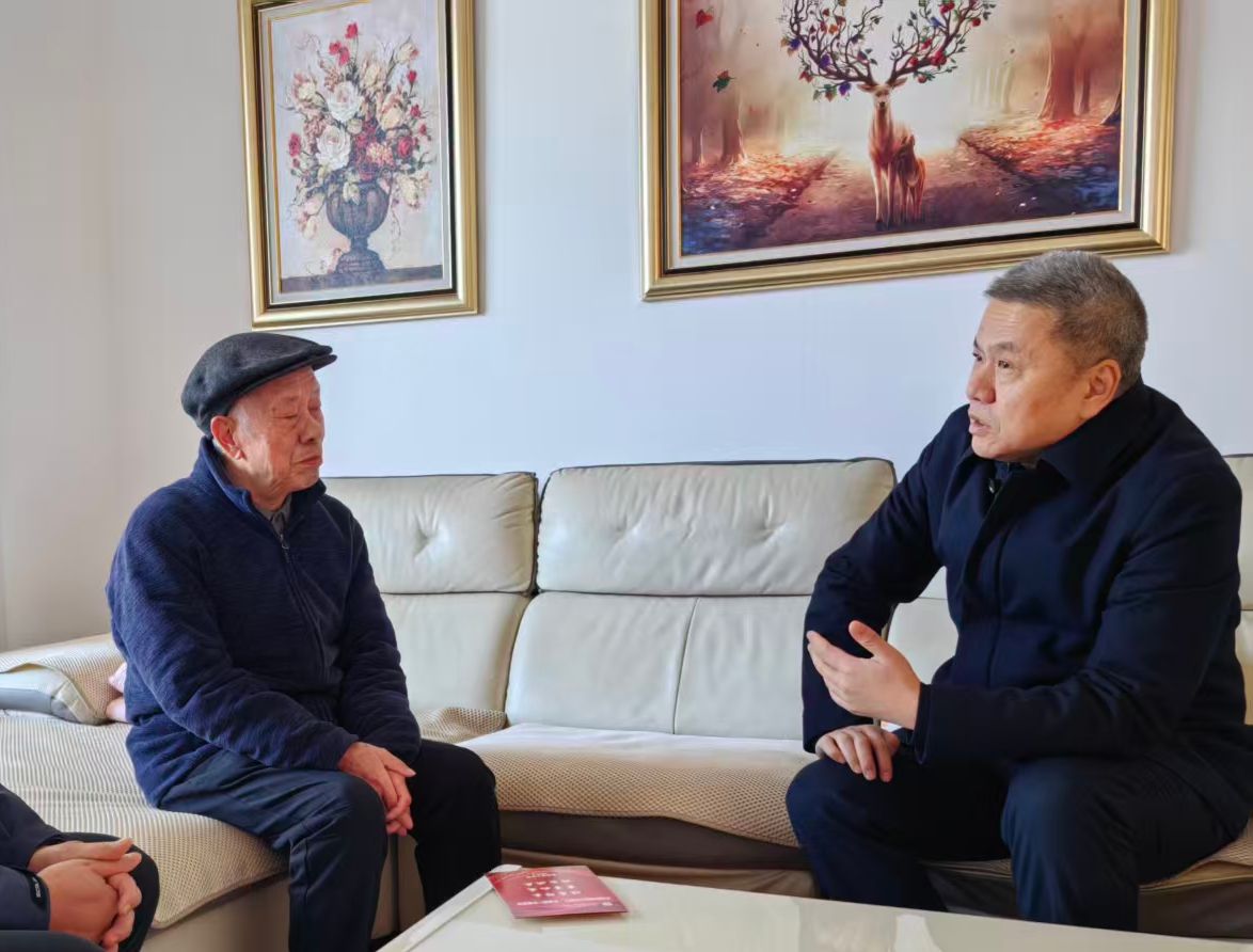 王校长看望姚校长